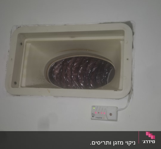פתח אוורור עם צינור ומתג על קיר
